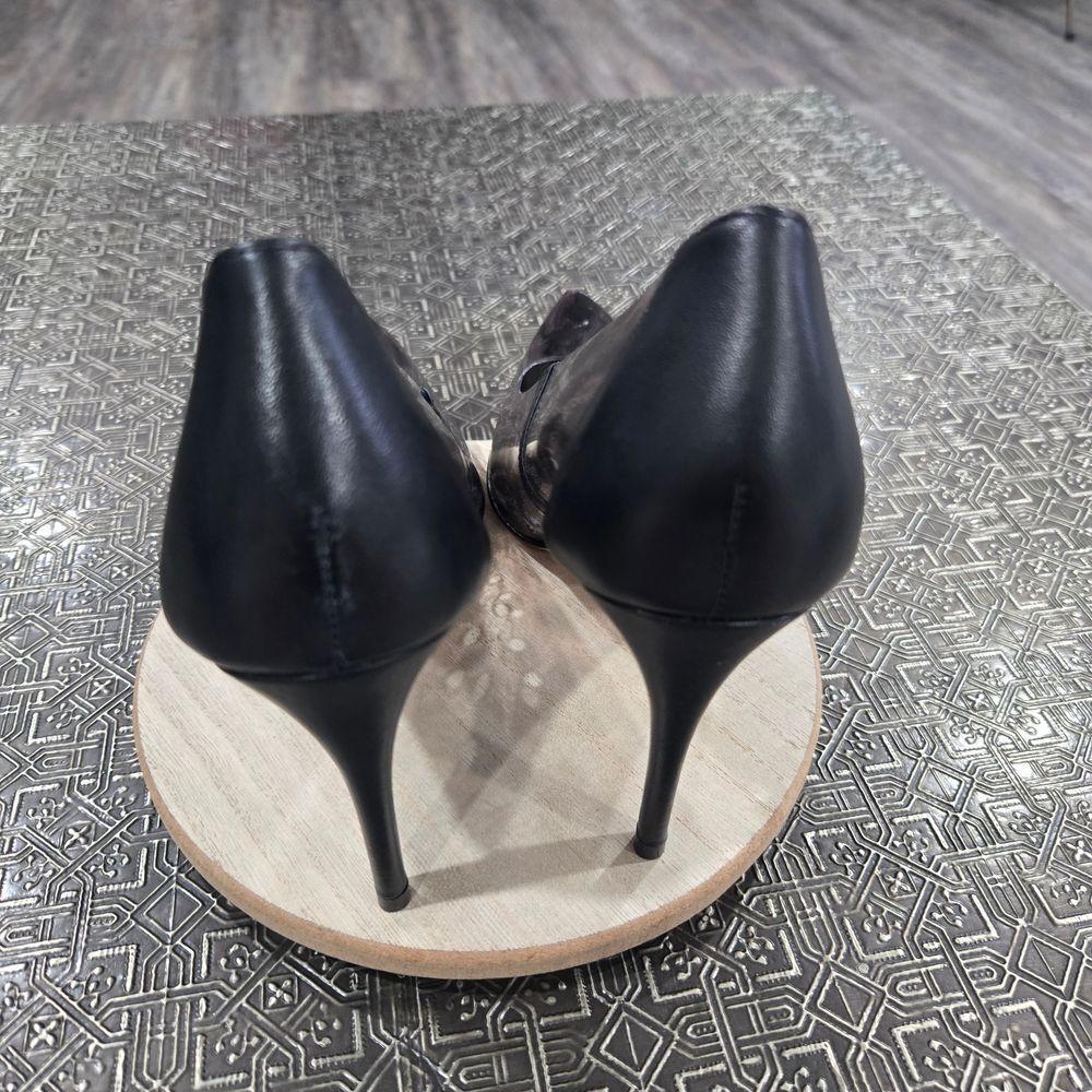 š¢ VinceāCamuto Dark Patterned Heels - Picture 12 of 17